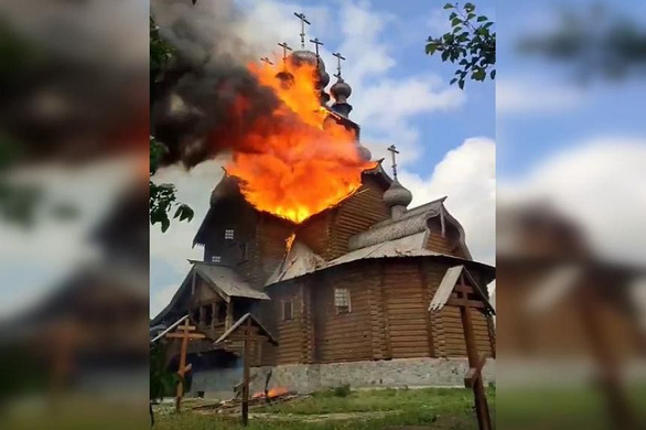 Tu viện cổ ở Ukraine bốc cháy: Ukraine và Nga đổ lỗi cho nhau